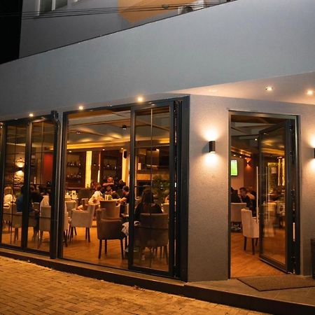 Griffon Bar Food Apartments สตรูกา ภายนอก รูปภาพ