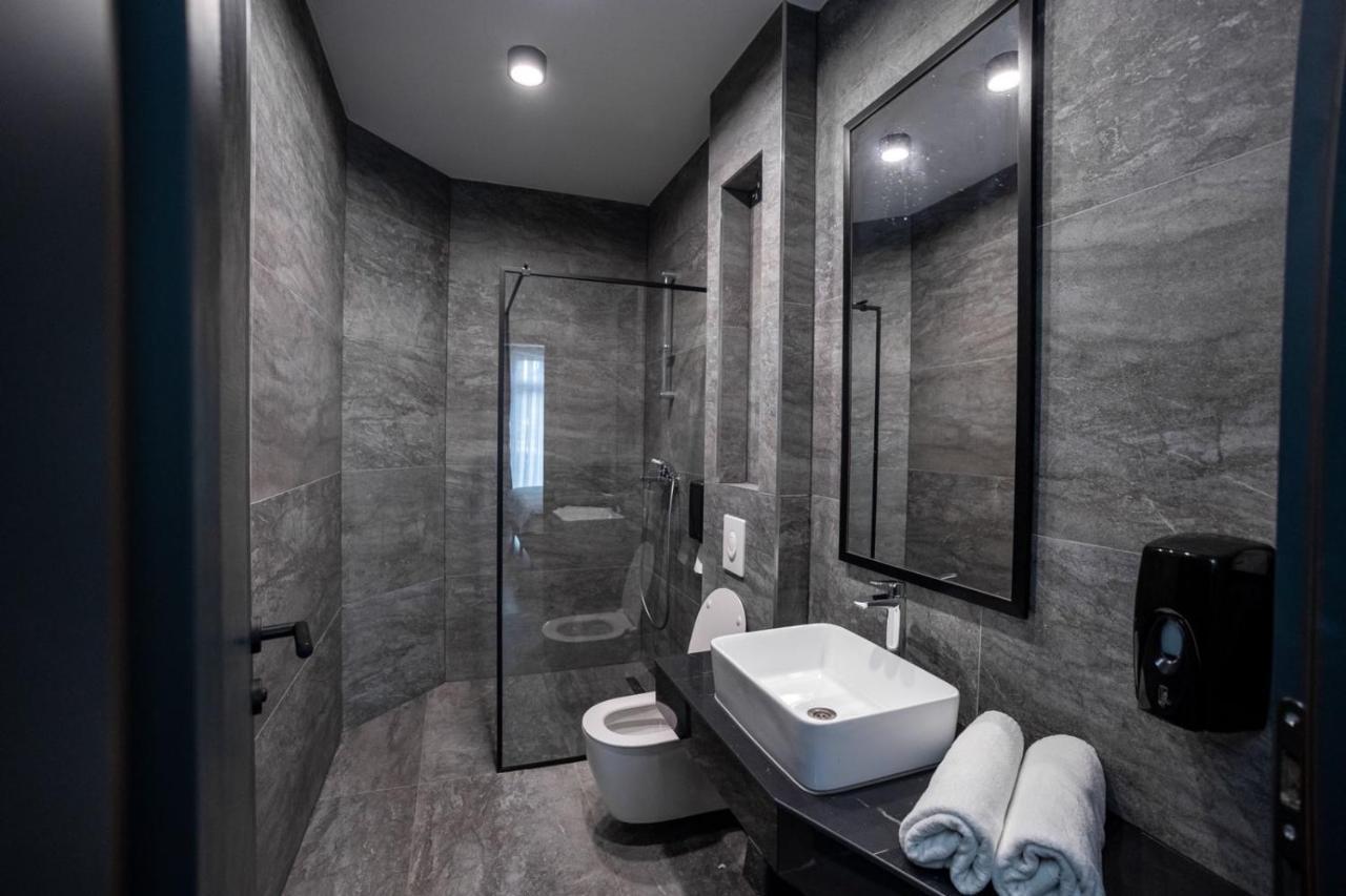 Griffon Bar Food Apartments สตรูกา ภายนอก รูปภาพ