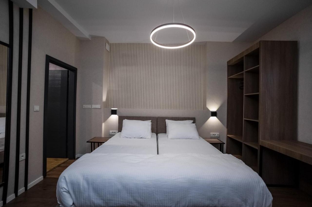 Griffon Bar Food Apartments สตรูกา ภายนอก รูปภาพ