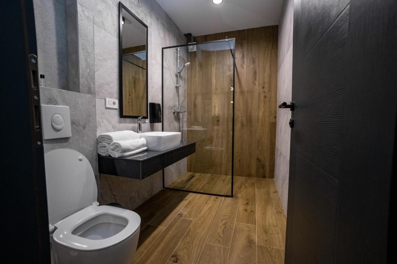 Griffon Bar Food Apartments สตรูกา ภายนอก รูปภาพ