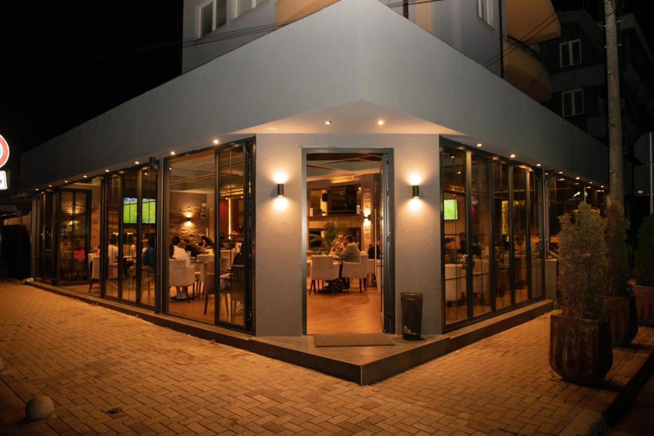 Griffon Bar Food Apartments สตรูกา ภายนอก รูปภาพ