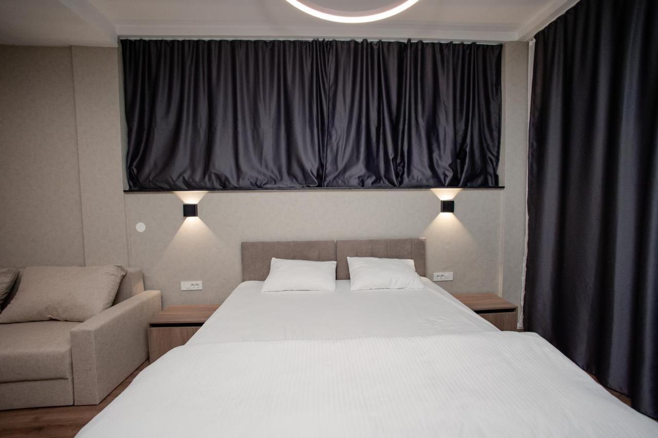 Griffon Bar Food Apartments สตรูกา ภายนอก รูปภาพ