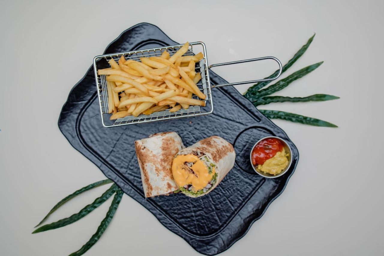 Griffon Bar Food Apartments สตรูกา ภายนอก รูปภาพ